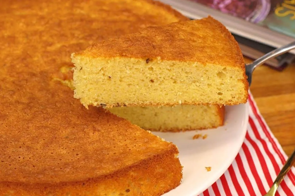 Bolo de fubá fofinho e macio que não esfarela para o café do manhã