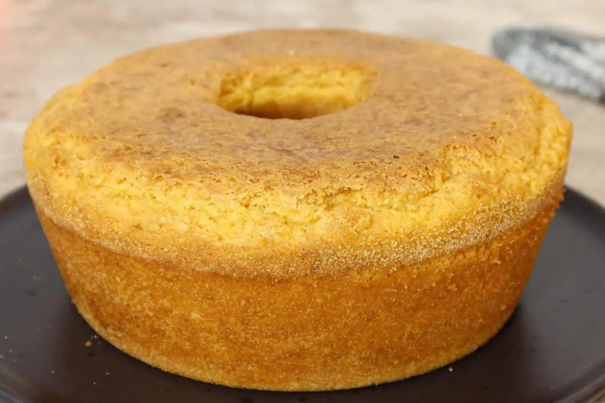 Bolo de fubá simples com poucos ingredientes: o bolo fofinho e econômico para o café