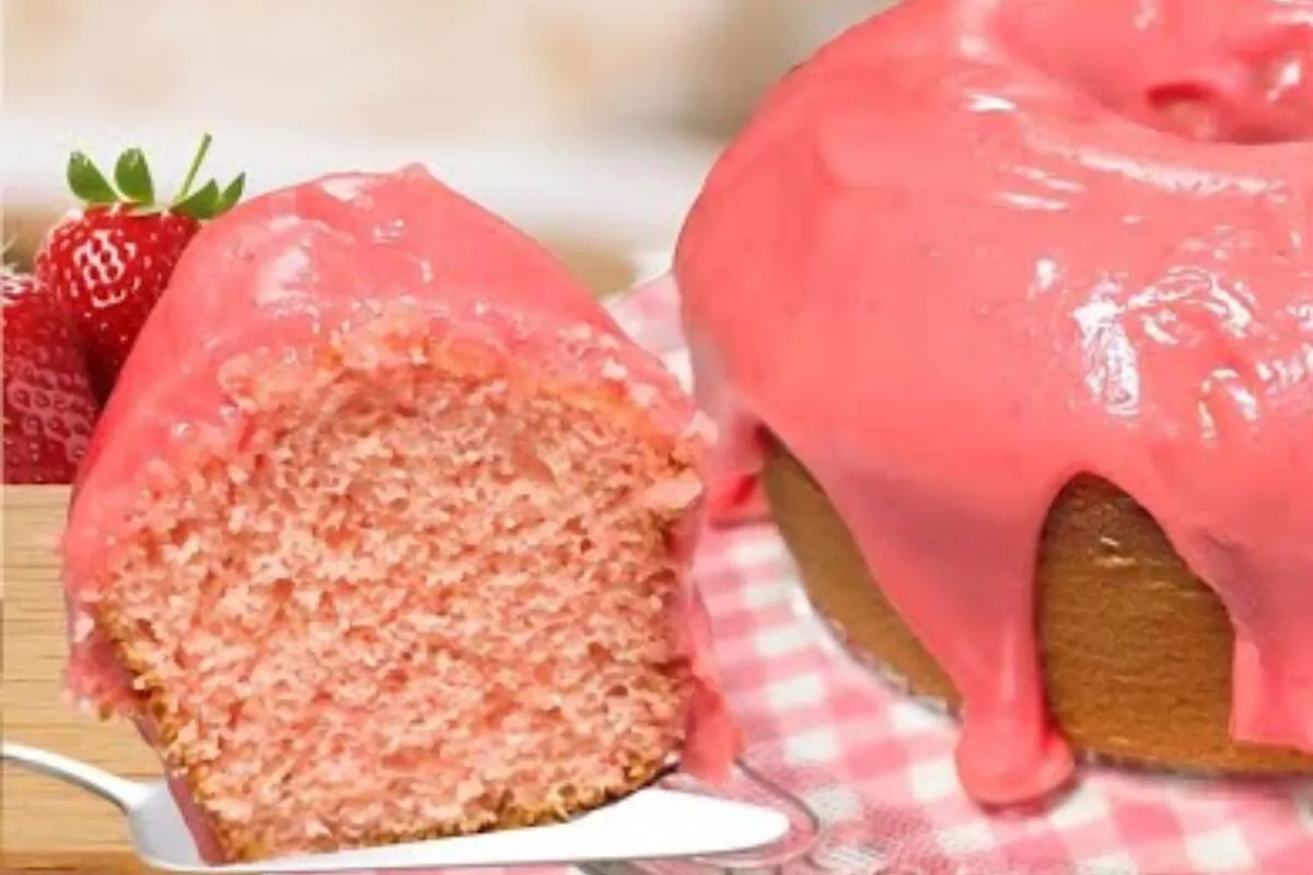 Bolo de gelatina com massa fofinha e cor vibrante que é perfeito para servir no café da tarde e alegrar a criançada