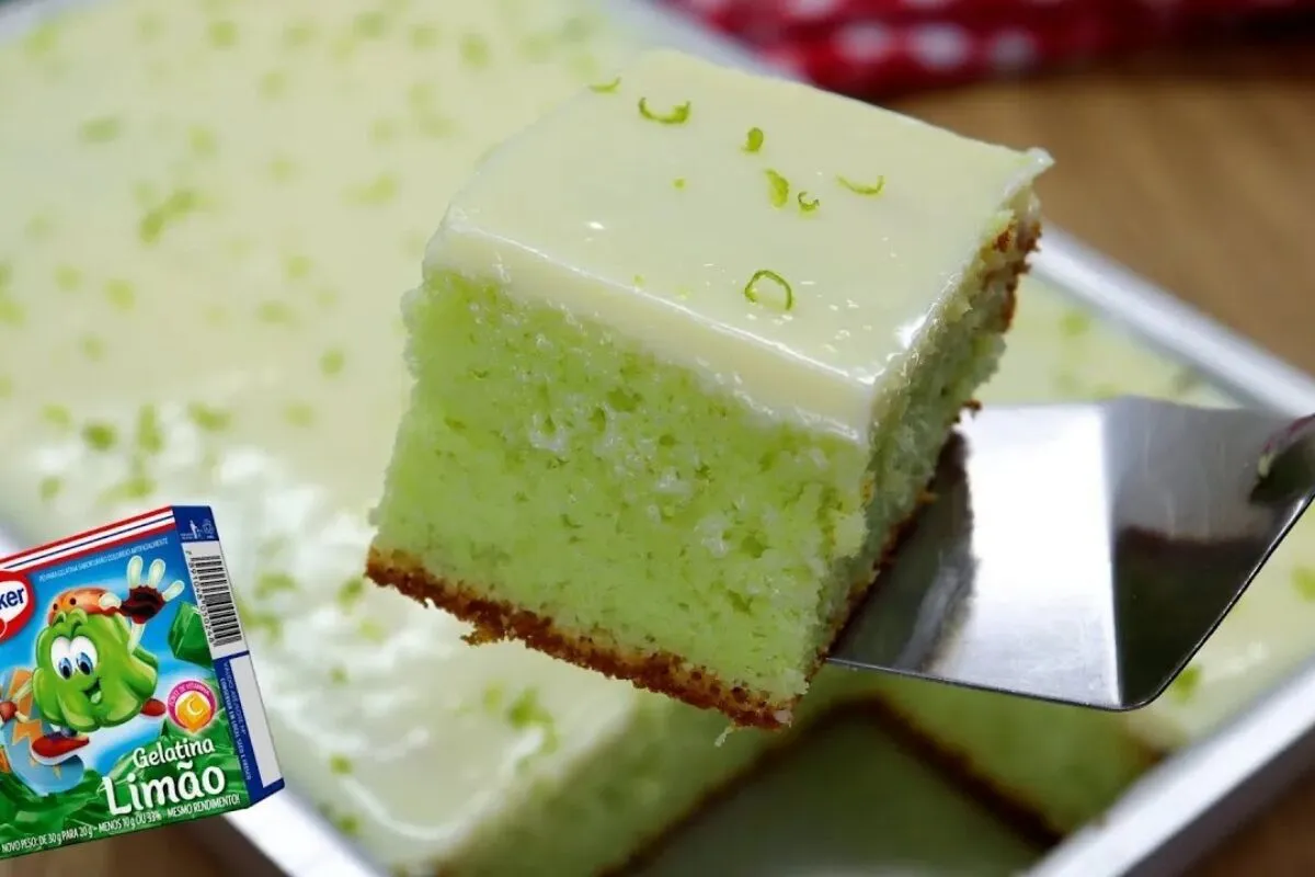 Bolo de gelatina de limão com massa verdinha e uma cobertura incrível