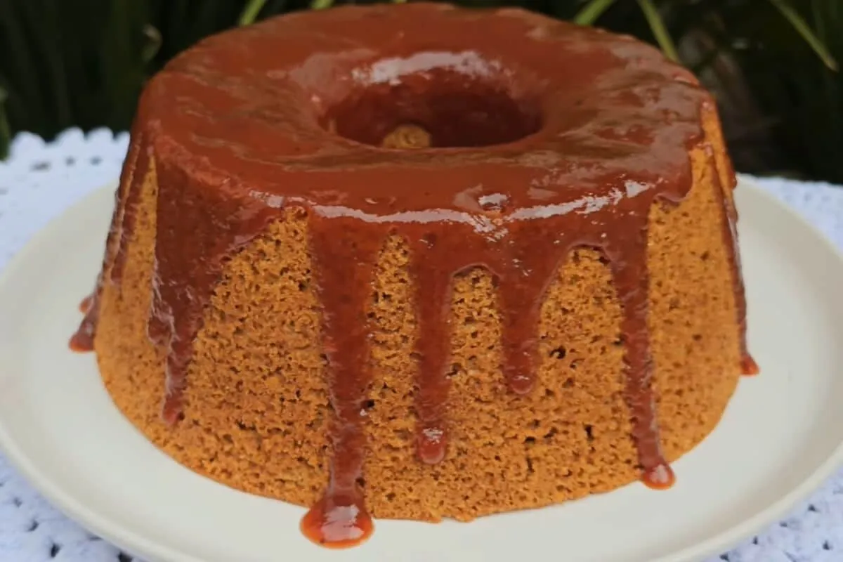 Bolo de goiabada simples, sem glúten e sem lactose que fica super molhadinho