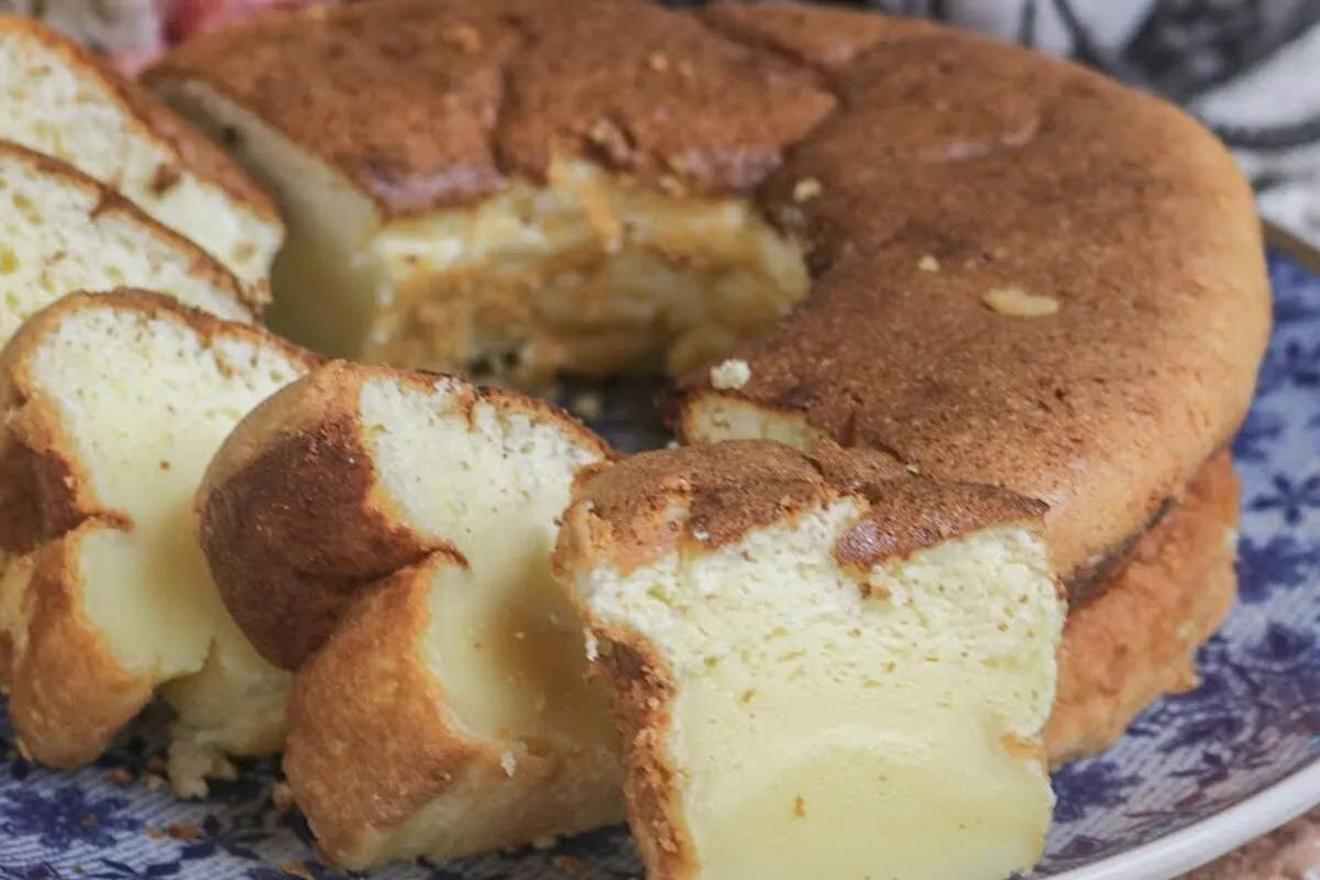 Bolo de iogurte sem farinha de trigo: a receita simples de 4 ingredientes que é só bater e fica pronta