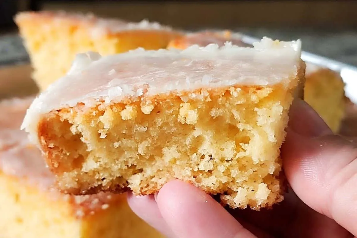 Bolo de laranja com cobertura sequinha: perfeito para você fazer hoje no café da manhã