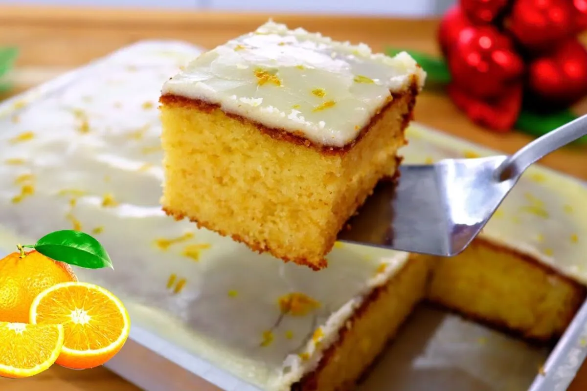 Bolo de laranja composto de uma massa bem  fofinha e um glacê caseiro, que vai deixar um gostinho de quero mais
