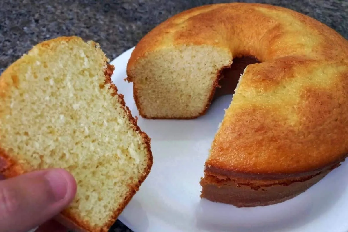 Bolo de laranja fofinho e simples de fazer, uma receita clássica com gostinho de casa de vó