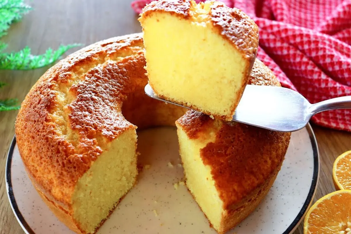 Bolo de laranja fofinho, que é econômico, fica com um sabor de fruta irresistível e é ideal para o seu café