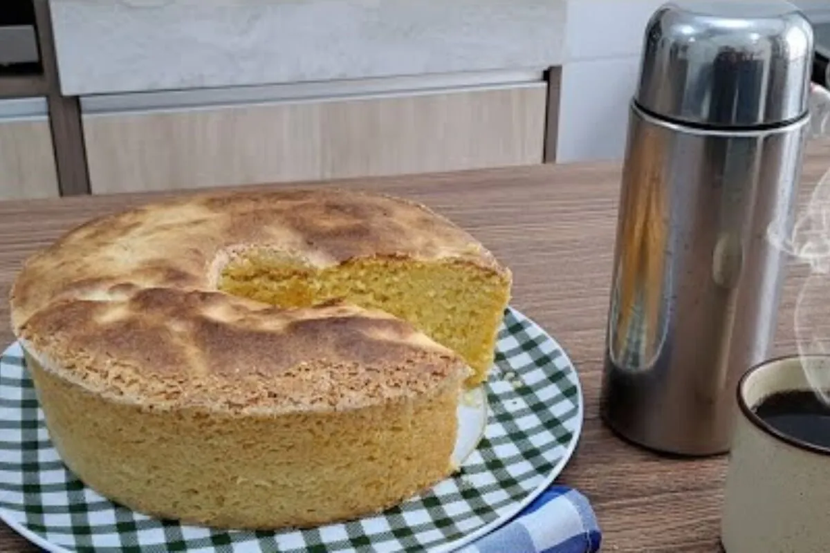 Bolo de leite condensado com milho verde feito no liquidificador, ideal para o seu café da tarde
