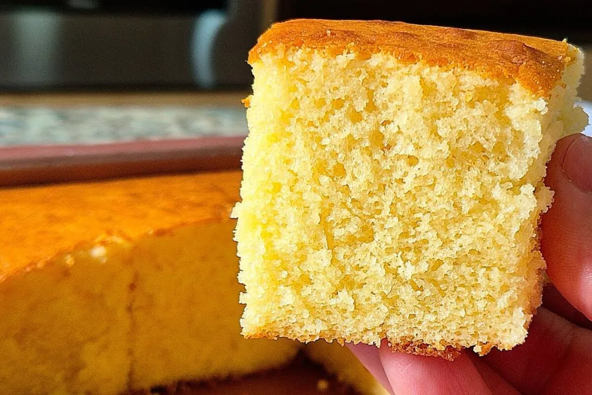 Bolo de leite condensado douradinho e super macio para o café da tarde