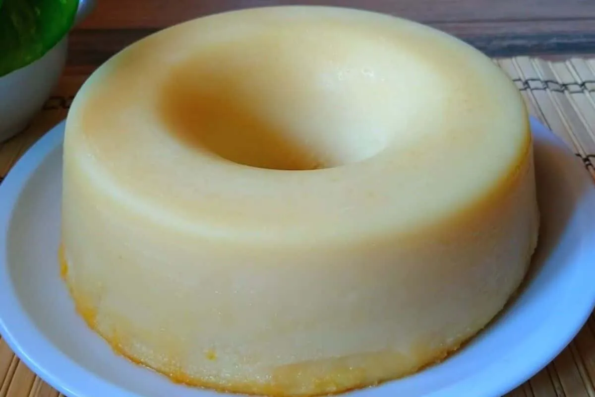 Bolo de leite cremoso de liquidificador fácil e irresistível para o café da tarde