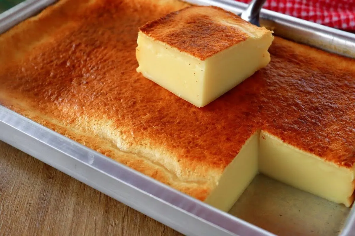 Bolo de leite cremoso e delicioso que desmancha na boca parece um pudim
