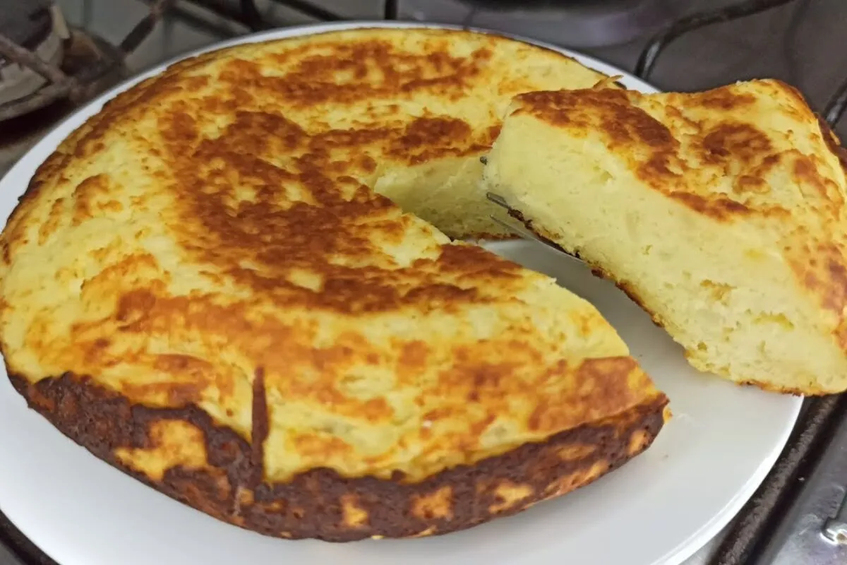 Bolo de leite de frigideira com apenas 3 ingredientes e sem trigo pronto em poucos minutos