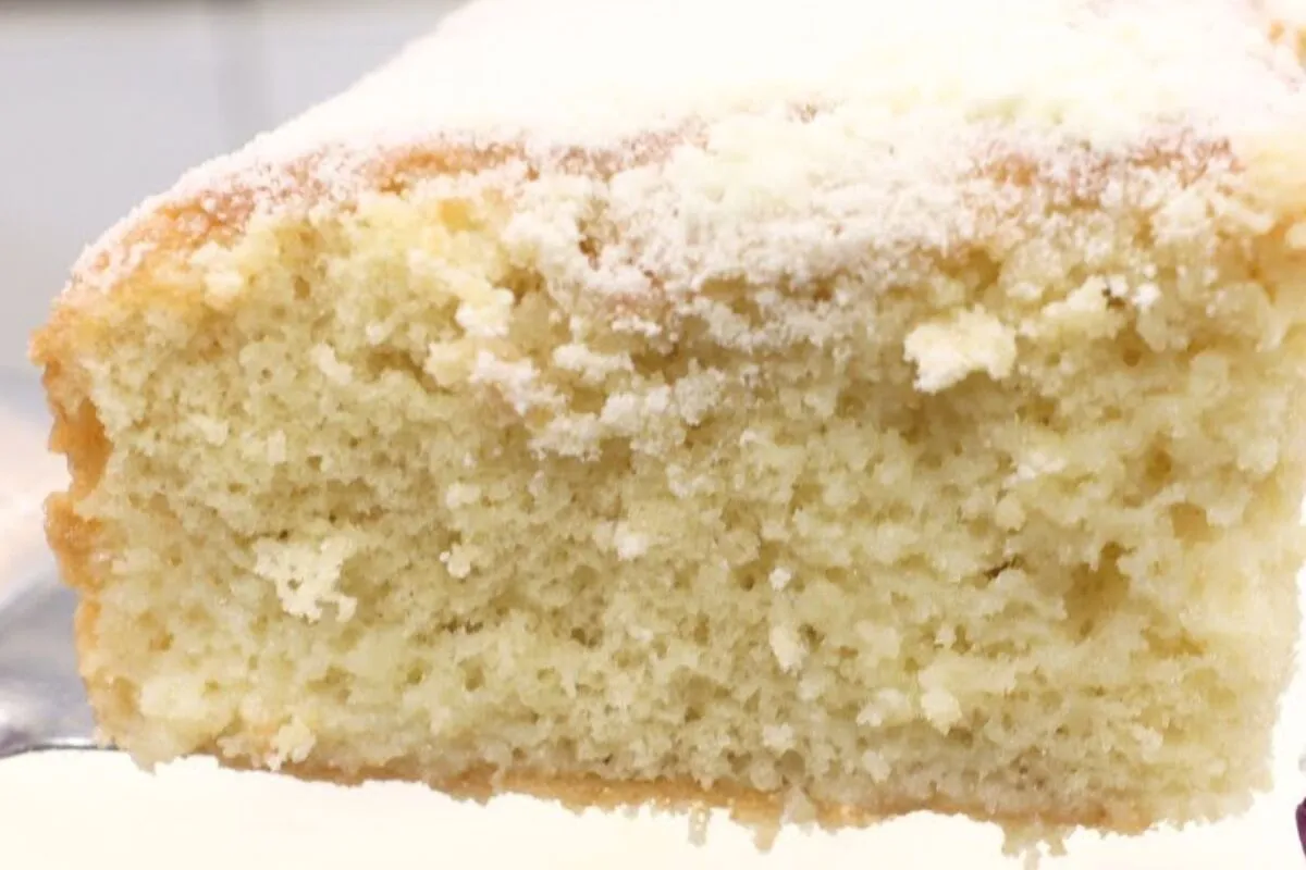 Bolo de leite fofinho e rápido que fica perfeito com um café e desmancha na boca