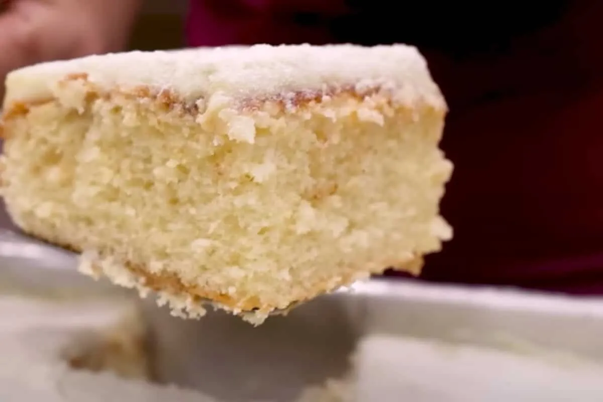 Bolo de leite ninho com calda quente que derrete na boca na hora do café da manhã