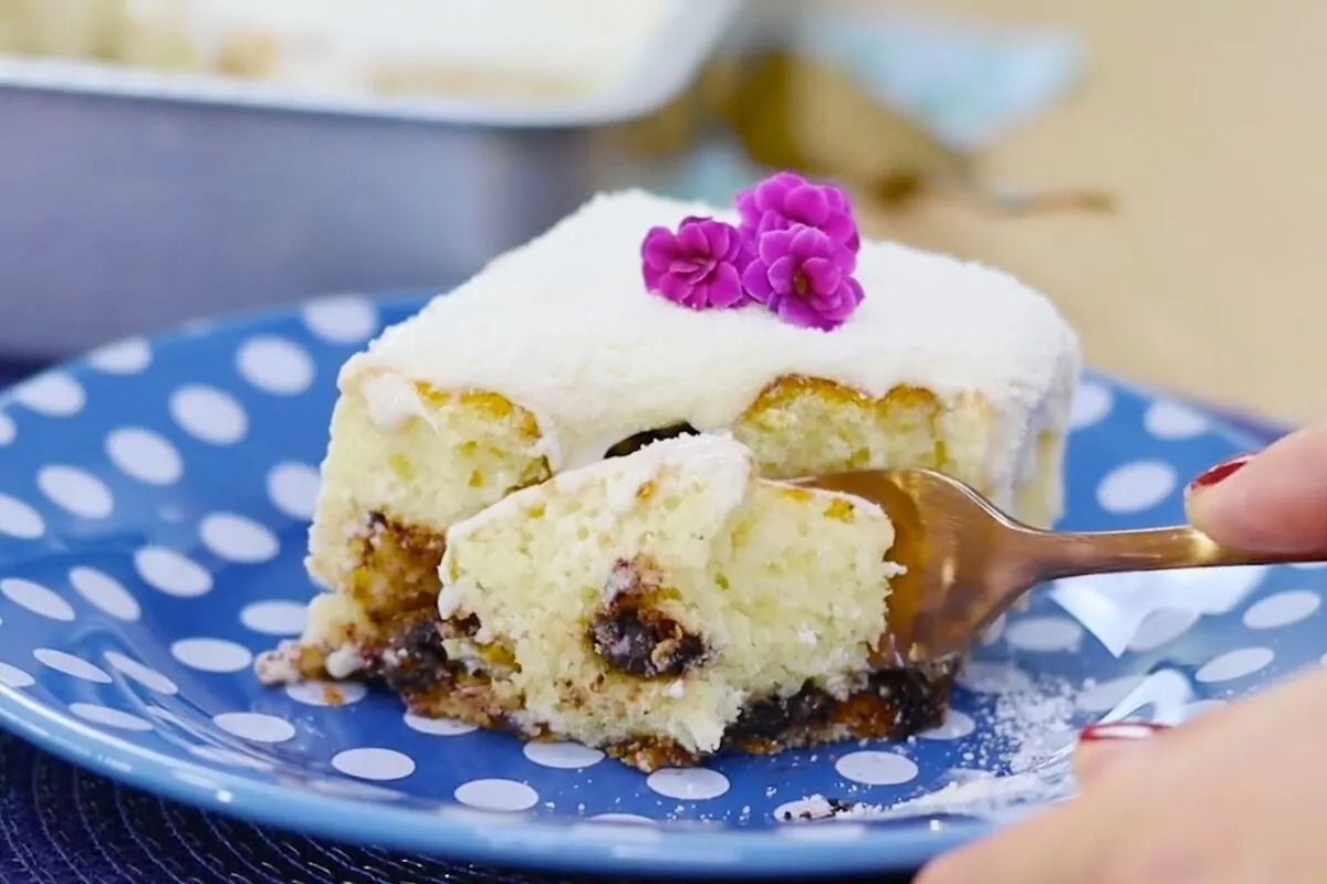 Bolo de leite Ninho trufado: muito fofinho, recheado e com massa que derrete na boca