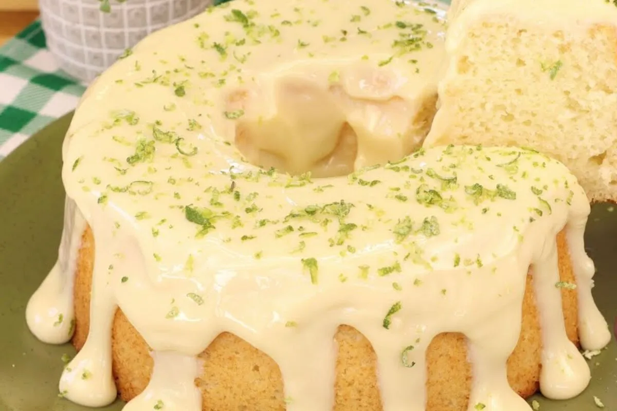 Bolo de limão com cobertura: a receita super fofa, fácil e com textura e sabor incríveis
