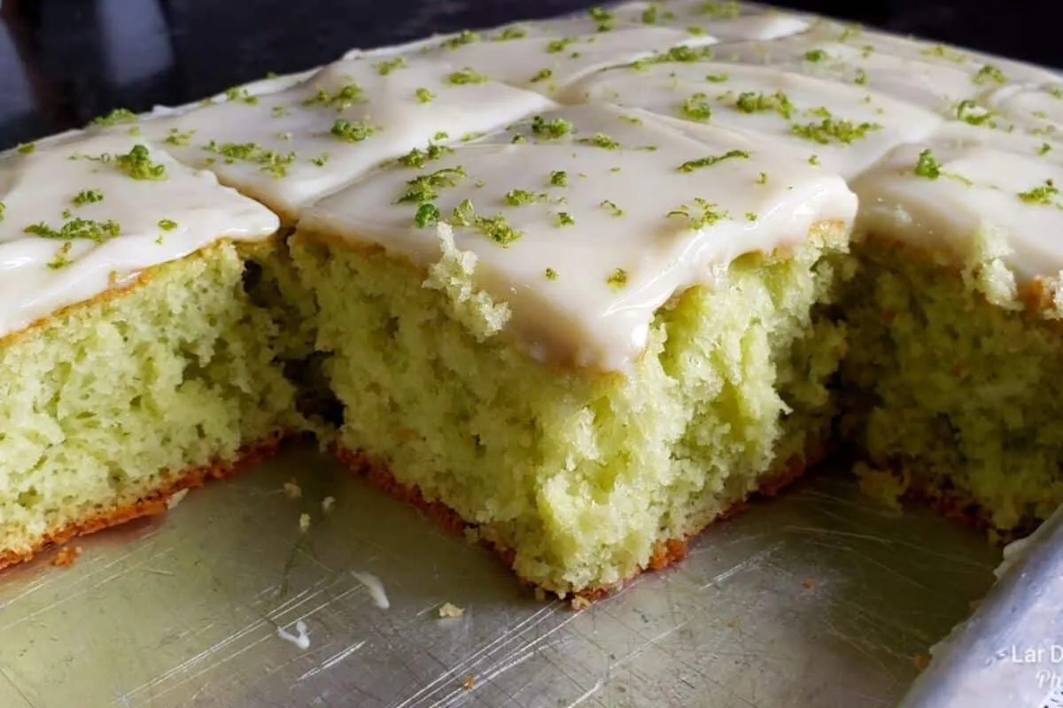 Bolo de limão com cobertura simples de fazer com massa verdinha que fica um espetáculo