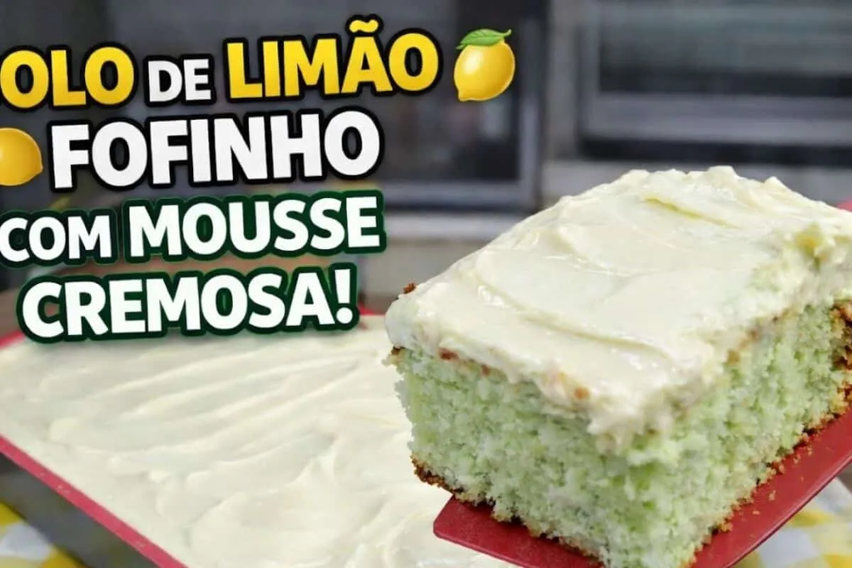 Bolo de limão fofinho com cobertura de mousse que derrete na boca, ideal para o seu café
