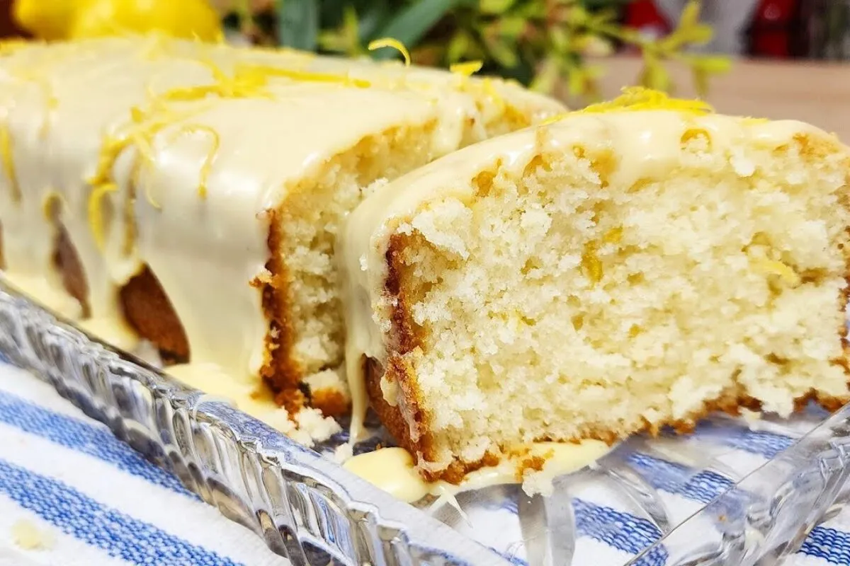 Bolo de limão fofinho e cobertura que é de comer lambendo os dedos