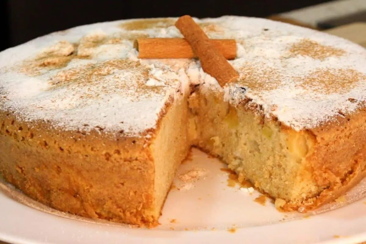 Bolo de maçã de liquidificador fofinho e úmido que perfuma a casa inteira quando sai do forno