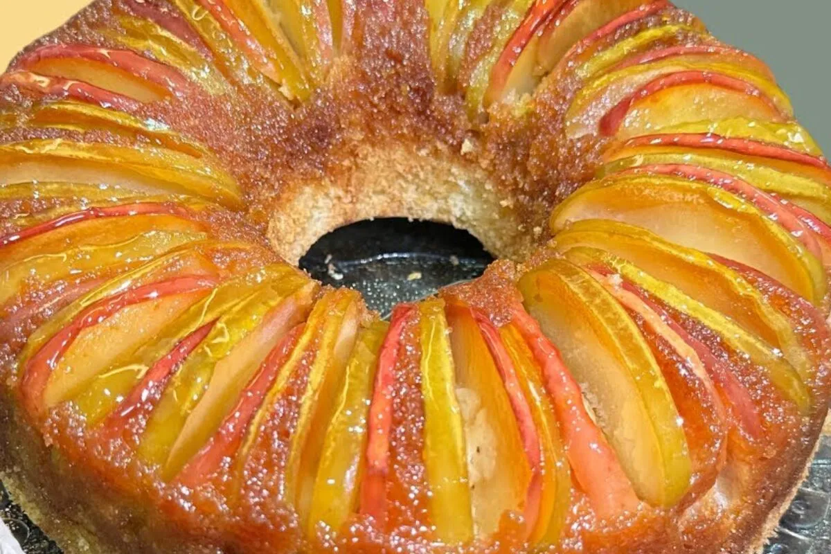 Bolo de maçã fofinho e perfumado, uma receita clássica e simples que todo mundo adora