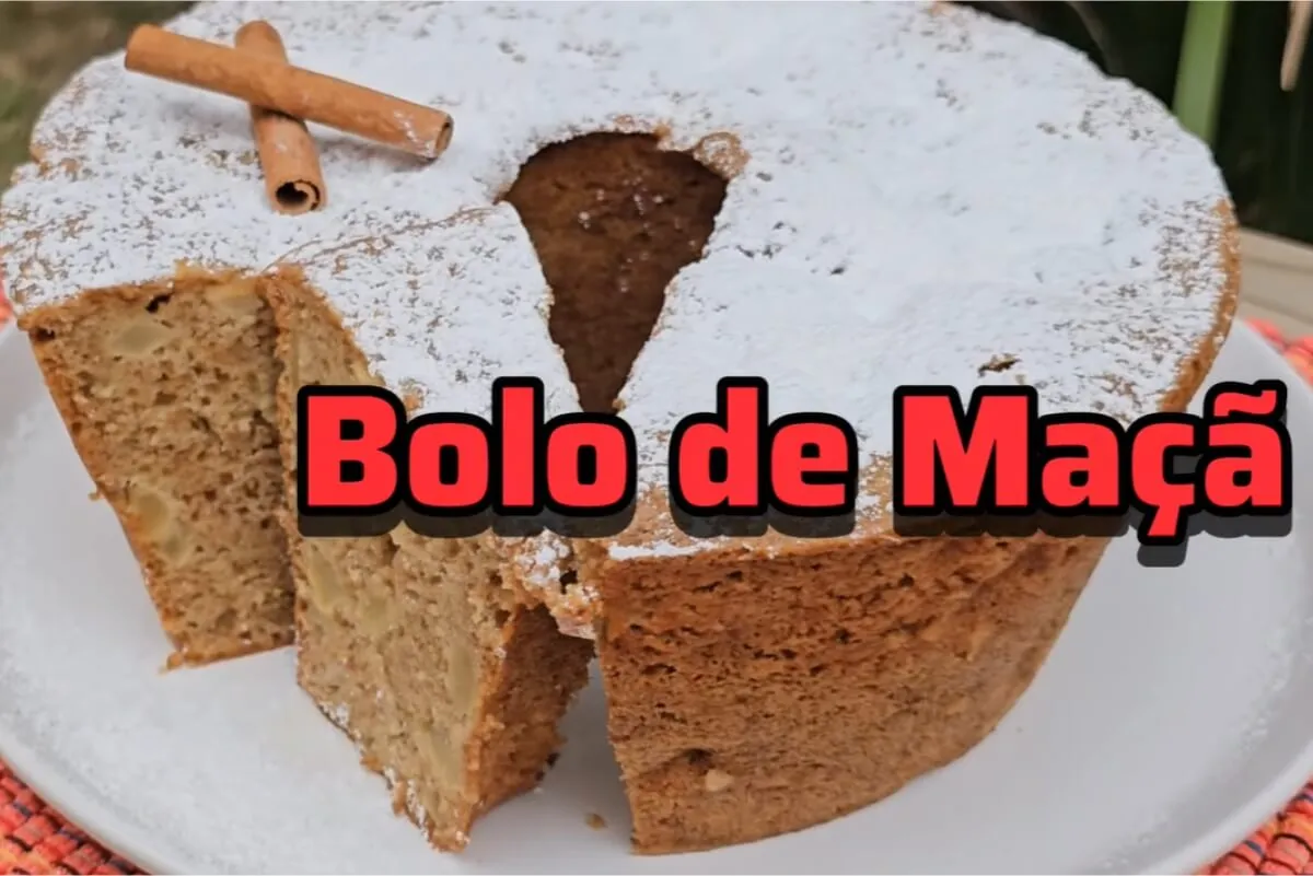 Bolo de maçã fofinho feito no liquidificador para o primeiro café da manhã do ano novo