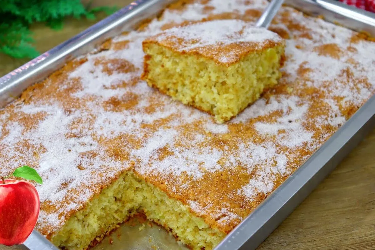 Bolo de maçã fofinho: uma massa muito saborosa com pedacinhos da fruta que é super fácil de fazer para o café
