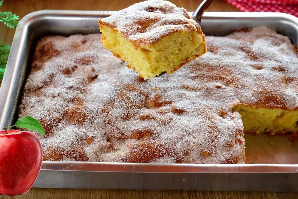 Bolo de maçã simples, fofinho e feito com ingredientes que você já tem em casa