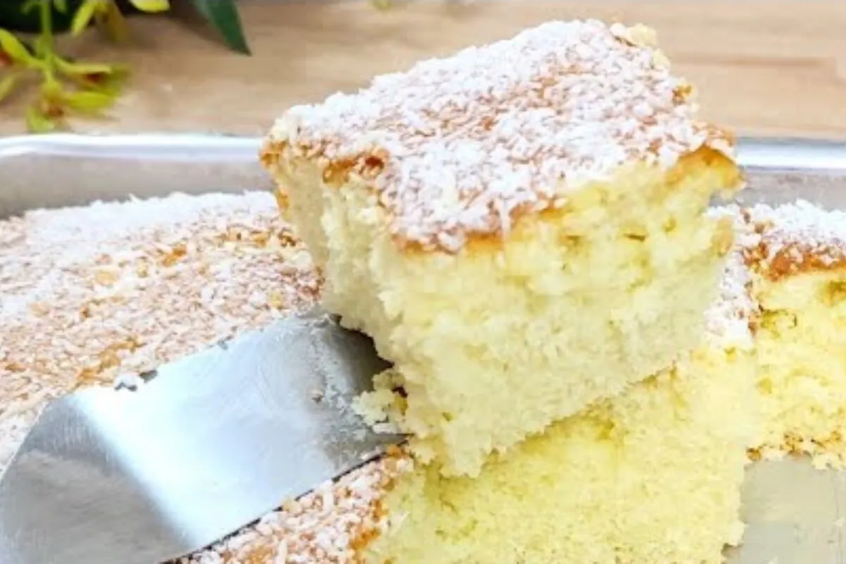 Bolo de maisena com coco fofinho, fácil de preparar e com sabor de casa de vó