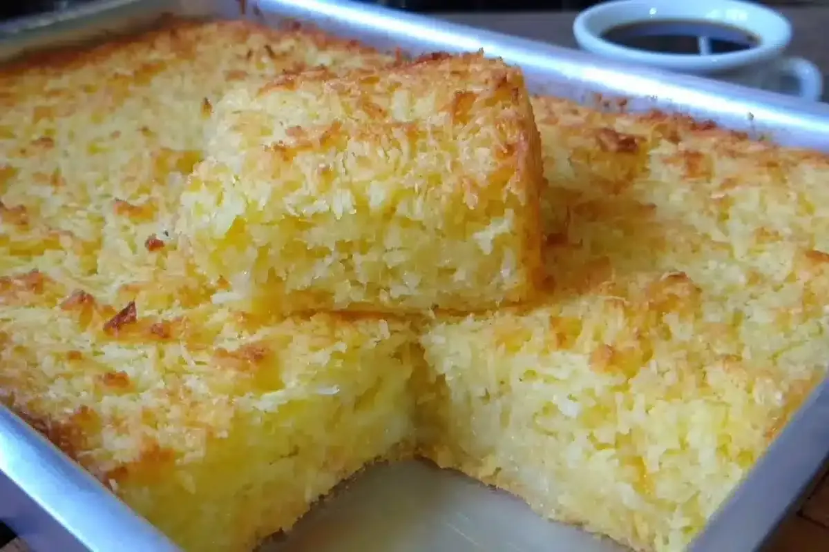 Bolo de mandioca com coco sem farinha de trigo, cremoso e irresistível, ideal para servir no café