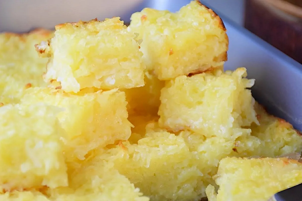 Bolo de mandioca com queijo delicioso é só misturar os ingredientes e levar para assar