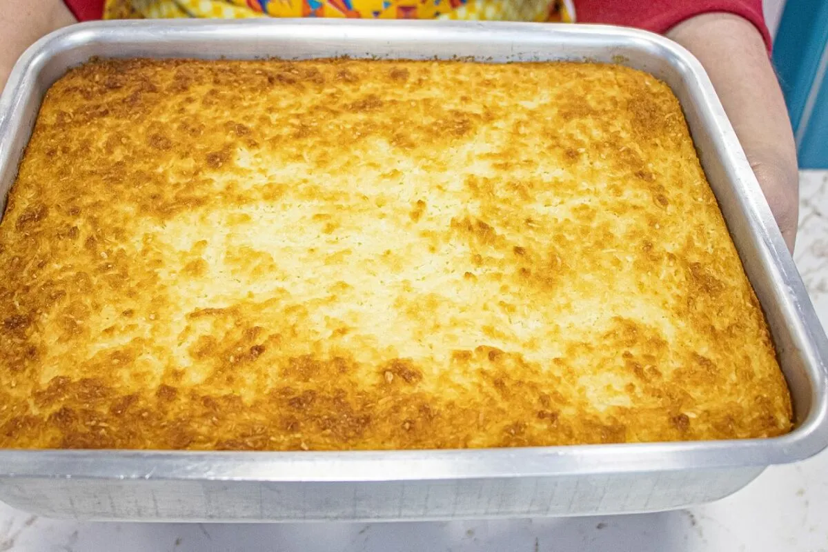 Bolo de mandioca cremoso sem farinha de trigo maravilhoso com uma xícara de café