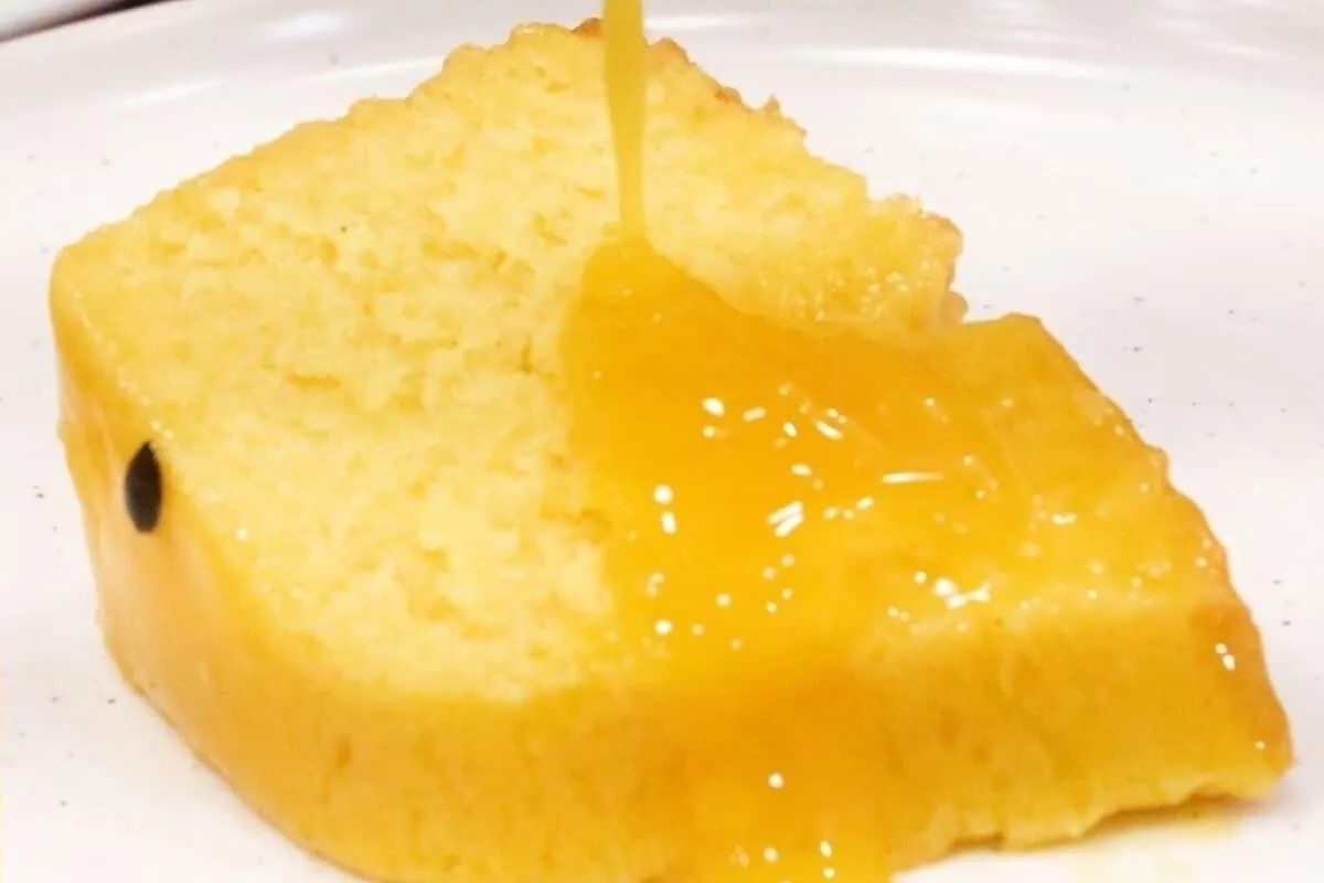 Bolo de maracujá fofinho e molhadinho feito em poucos minutos