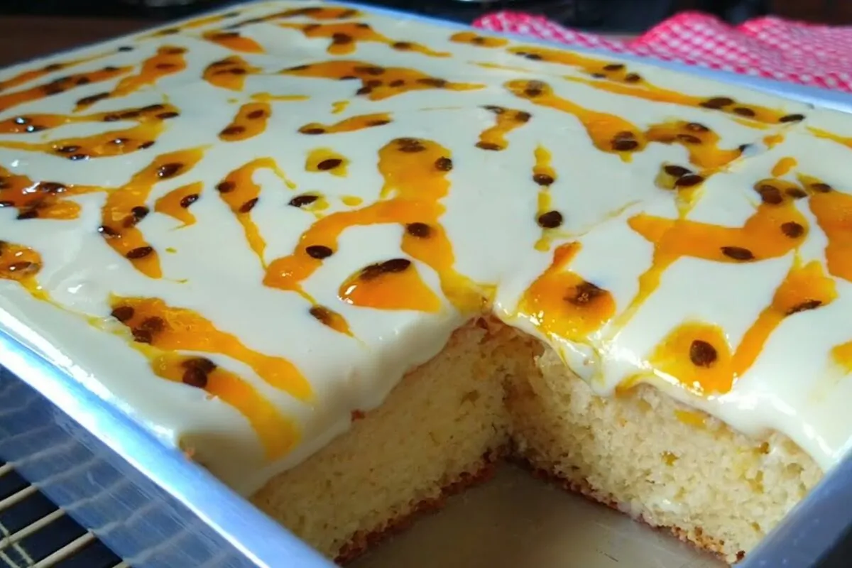 Bolo de maracujá úmido e fofinho batido no liquidificador para o lanche ou café