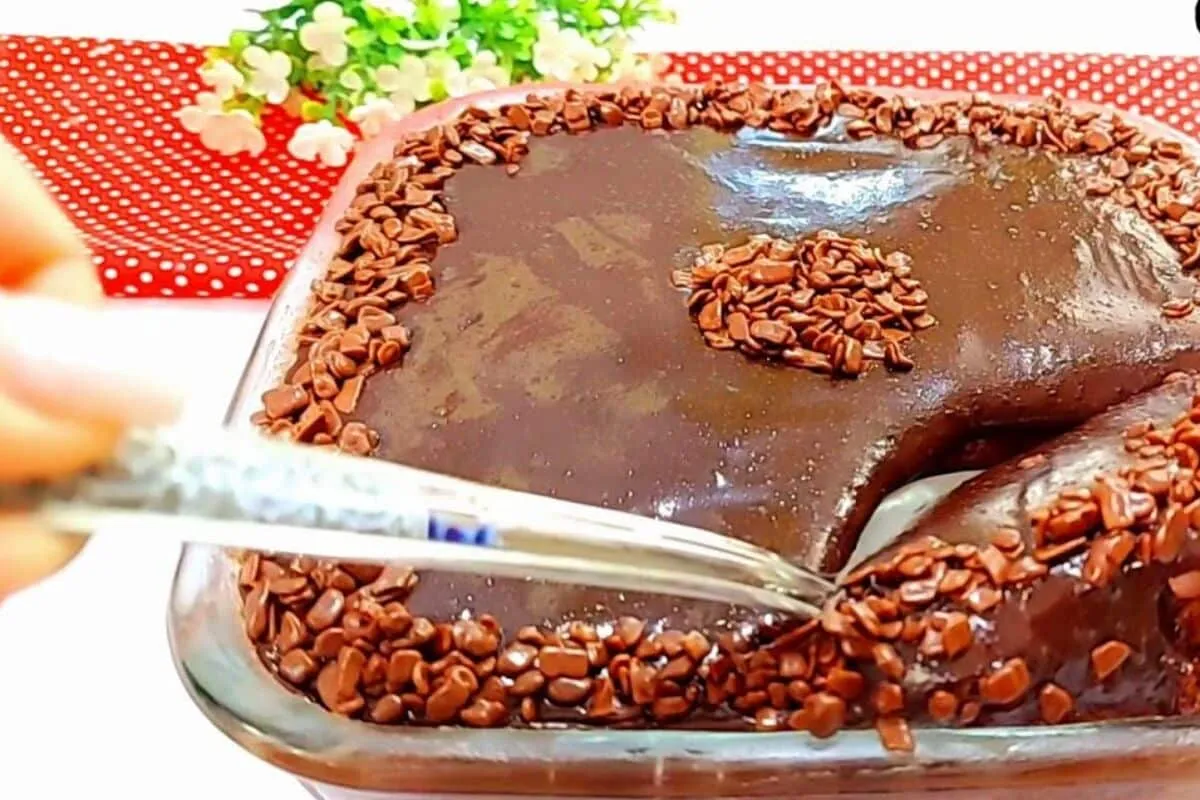 Bolo de microondas de chocolate delicioso, que fica pronto em apenas 5 minutos