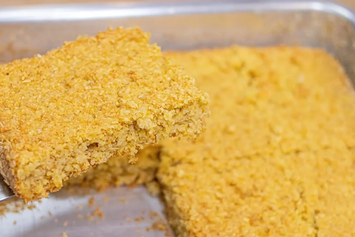 Bolo de milho com coco sem trigo nem leite, lembra um bom-bocado e fica super cremoso