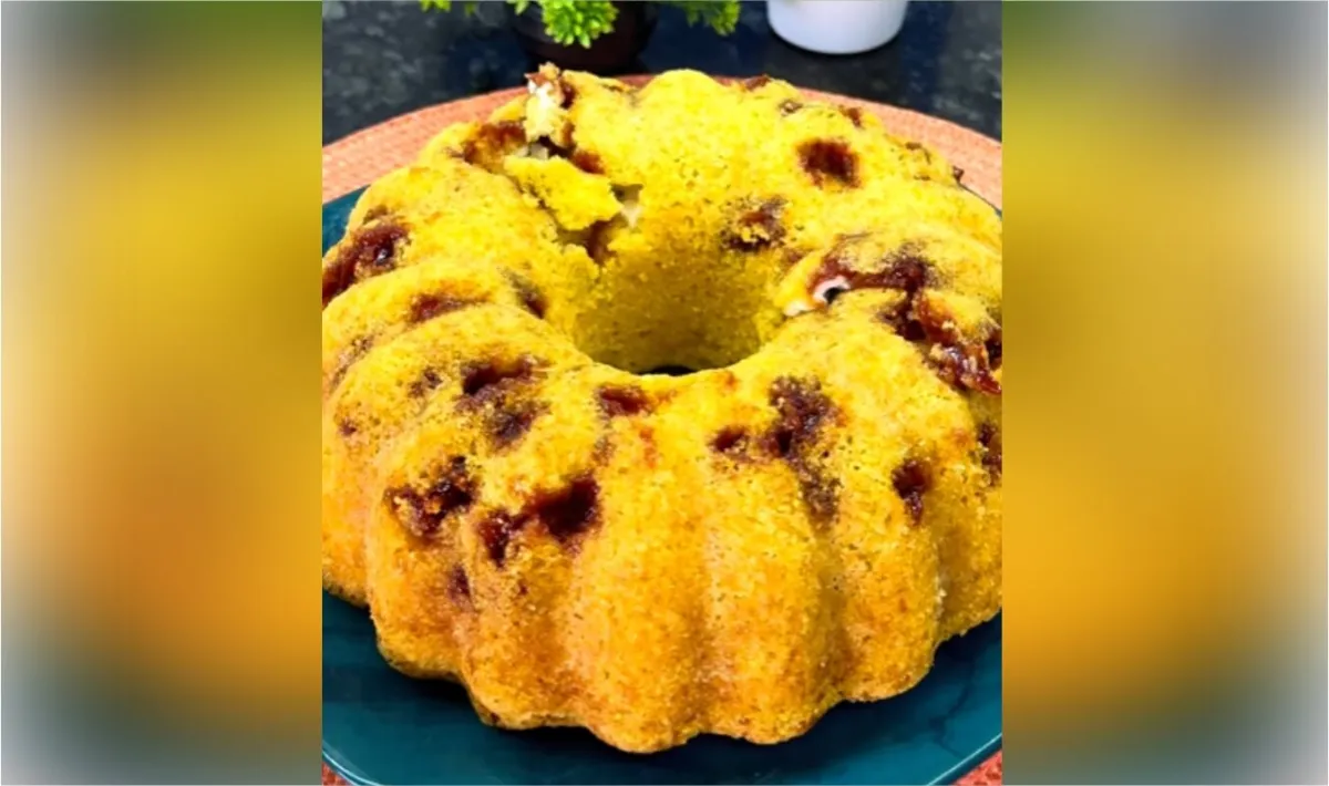 Bolo de milho com goiabada e requeijão: o bolo fácil que tem um segredo na lata e é delicioso