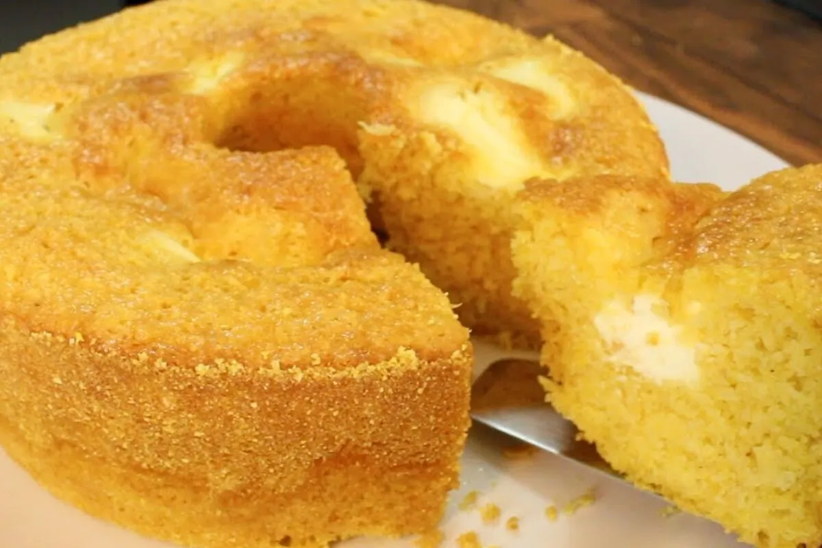 Bolo de milho com requeijão que já sai do forno recheado, uma receita para surpreender a todos
