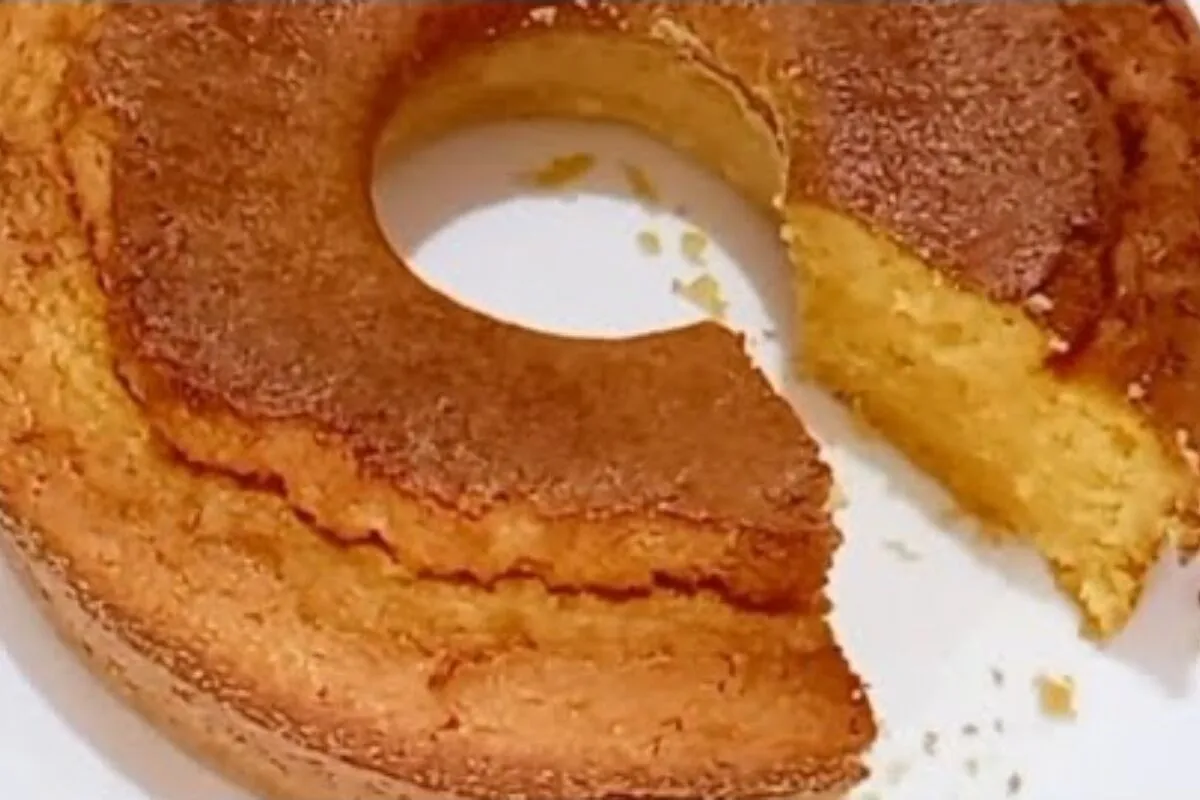 Bolo de milho cremoso que derrete na boca e é perfeito para o café da manhã ou lanche da tarde