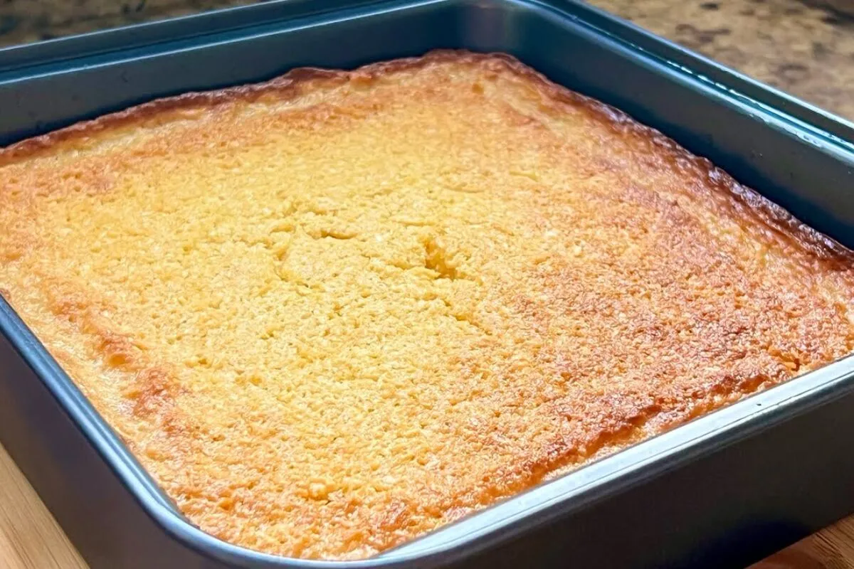 Bolo de milho cremoso sem farinha feito com poucos ingredientes e muito sabor