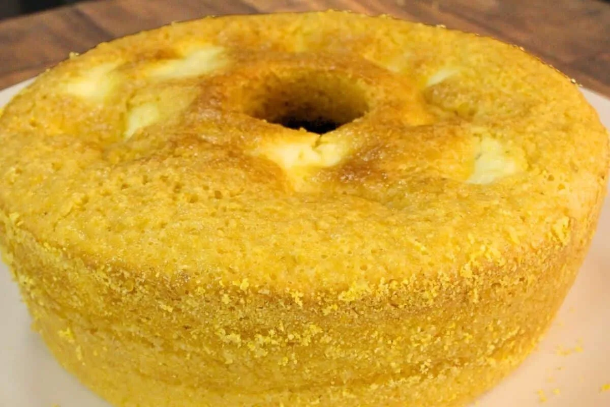 Bolo de milho fácil e delicioso com requeijão cremoso e sabor irresistível