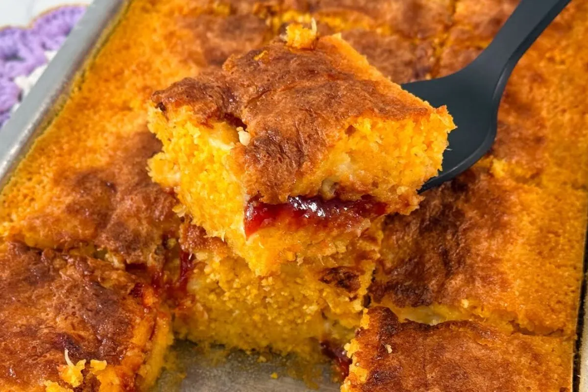 Bolo de milho infalível feito no liquidificador e sem trigo, fofinho com um recheio delicioso