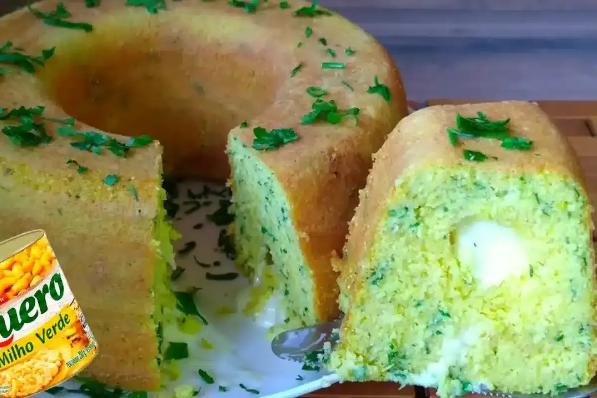 Bolo de milho salgado e recheado de liquidificador para um lanche delicioso com a família