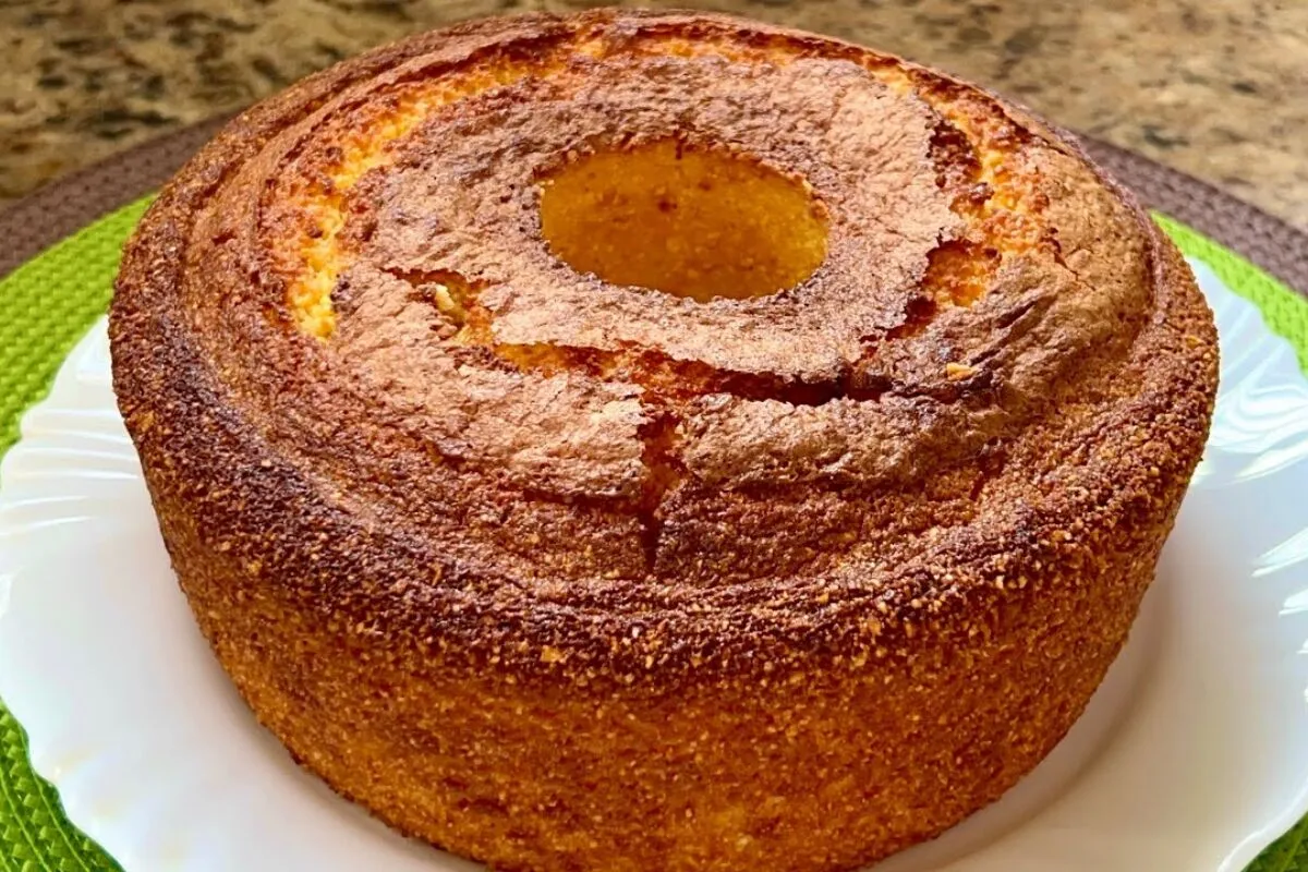 Bolo de milho sem trigo feito na airfryer, que é rápido, fofo e delicioso, perfeito para servir com um café