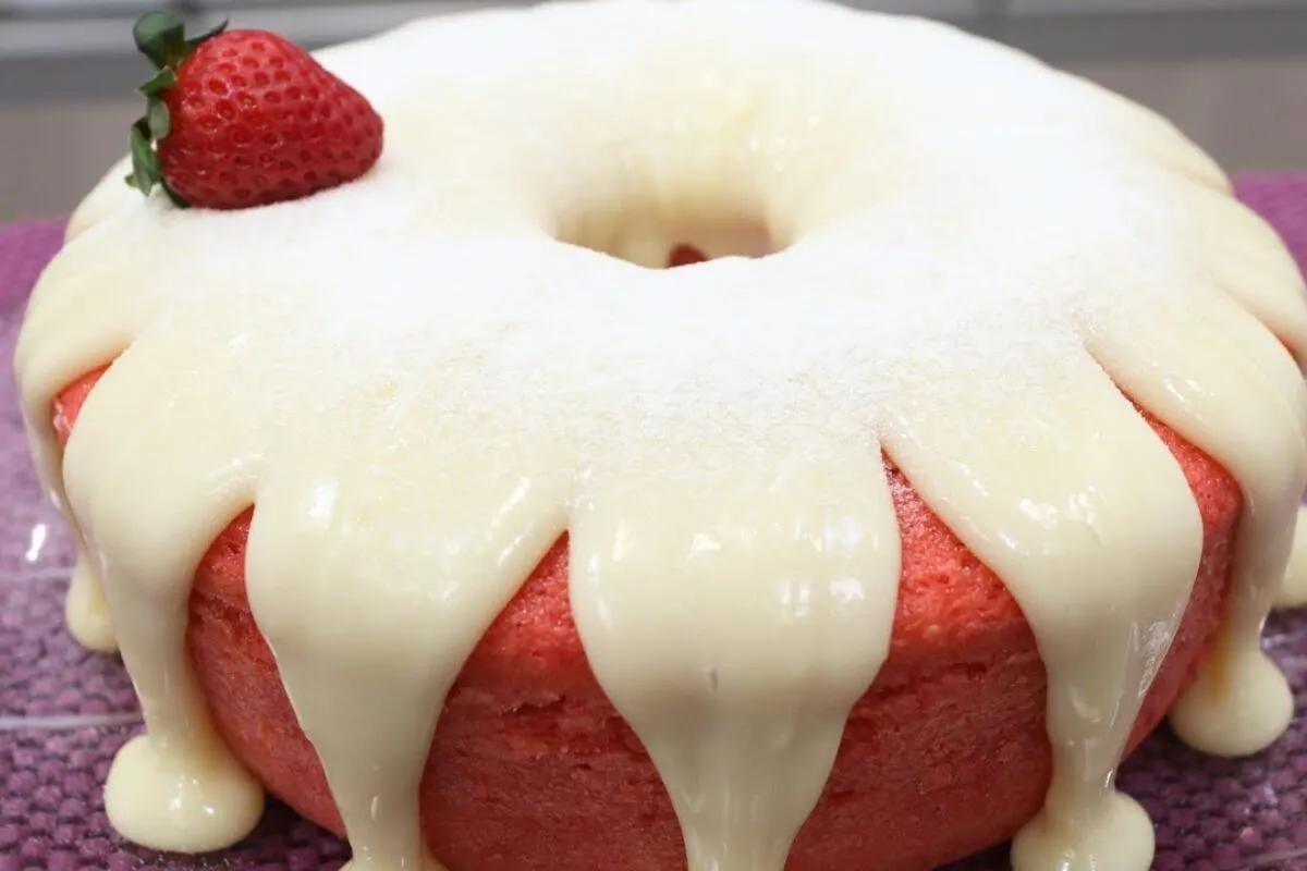 Bolo de morango com Leite Ninho: fofinho, rápido e fácil, perfeito para a Ceia de Natal