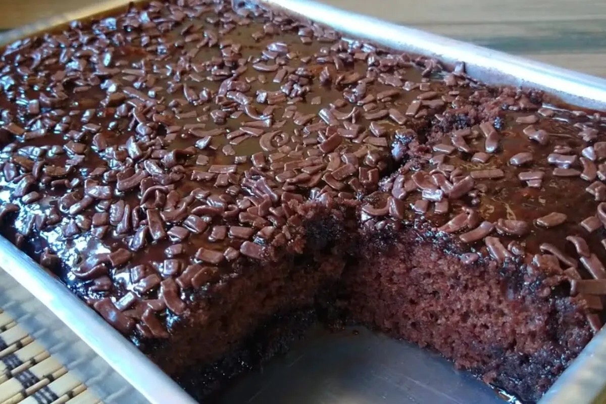 Bolo de nescau fofinho e úmido que combina perfeitamente com o seu café da tarde
