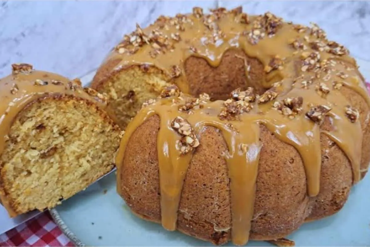 Bolo de pé de moleque com doce de leite, uma opção fofinha e irresistível para o seu café da tarde