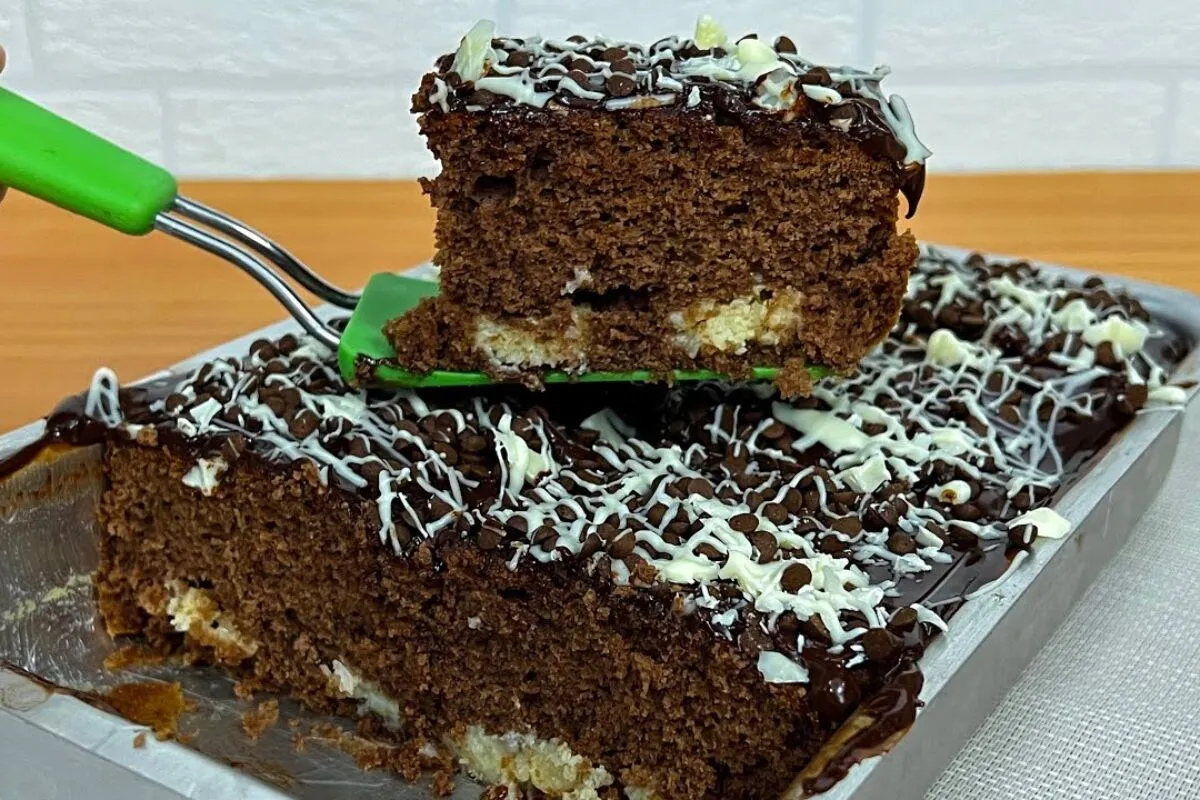 Bolo de prestígio que já sai recheado do forno e vai te surpreender de tão gostoso