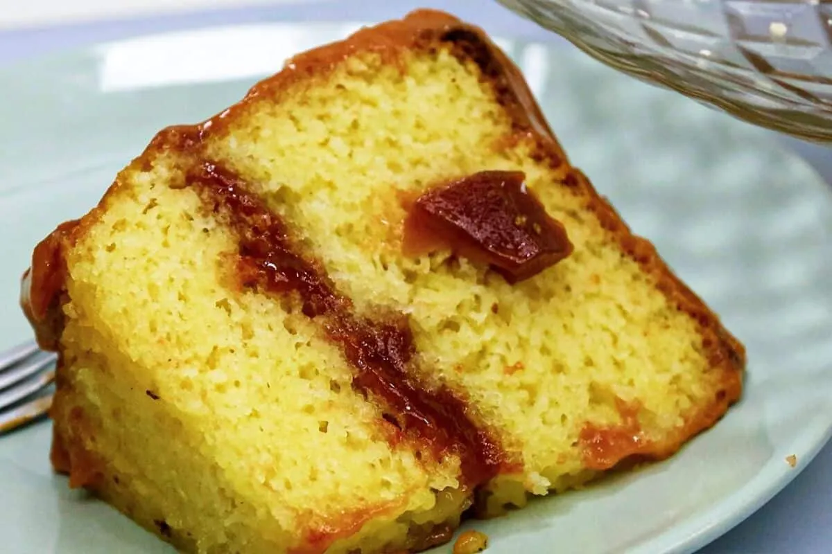 Bolo de queijo com goiabada macio e saboroso que combina perfeitamente com café