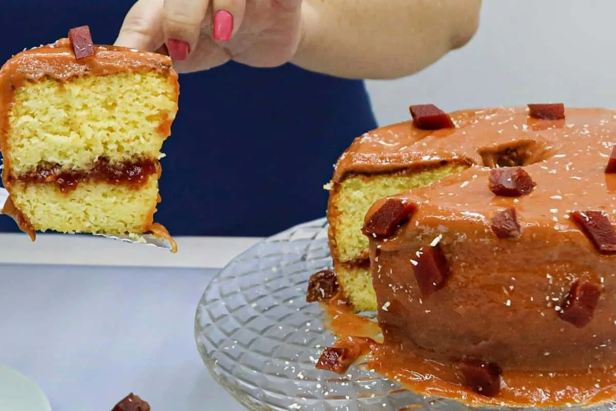 Bolo de queijo com goiabada que já sai do forno recheado e fica uma delícia no seu lanche de natal
