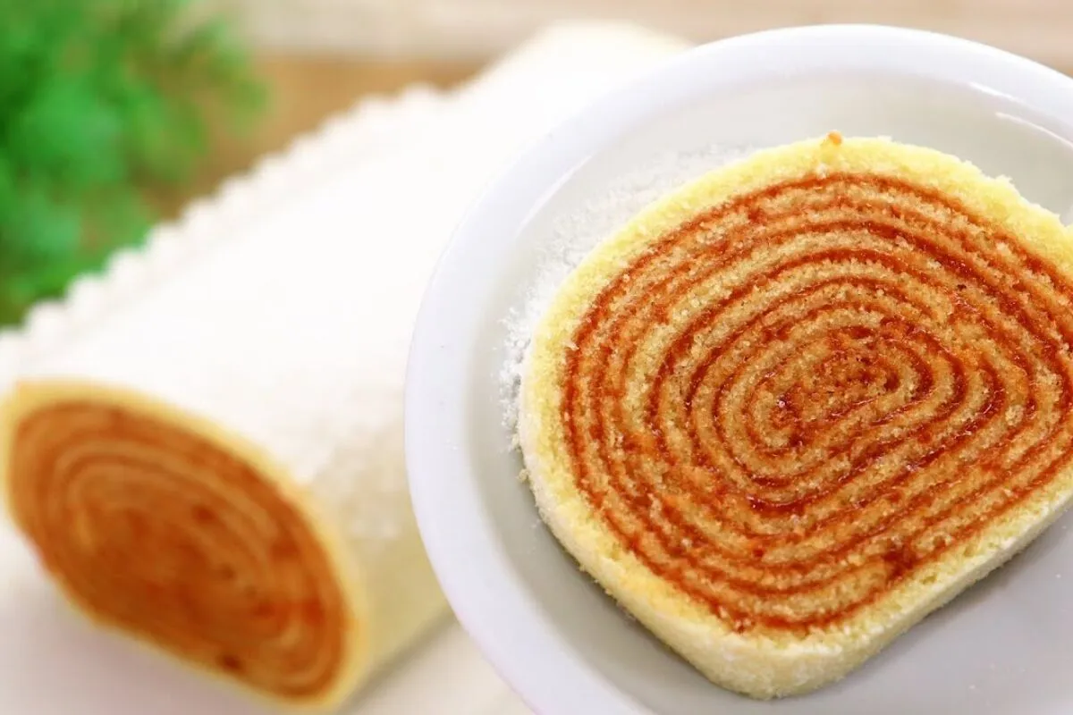 Bolo de rolo pernambucano: massa fininha recheada com goiabada e sabor que conquista